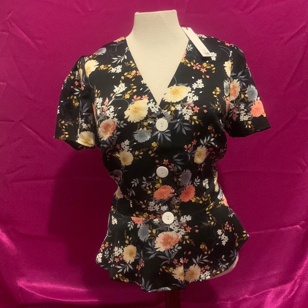 Another storey size M floral top NWT big white buttons super soft and NEW